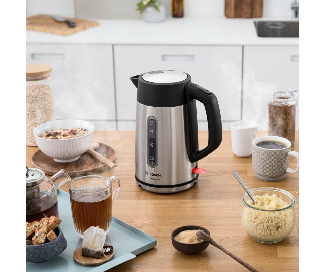 Bosch TWK4P440 waterkoker in gebruik op houten tafel in keukensituatie omgeven door voedsel