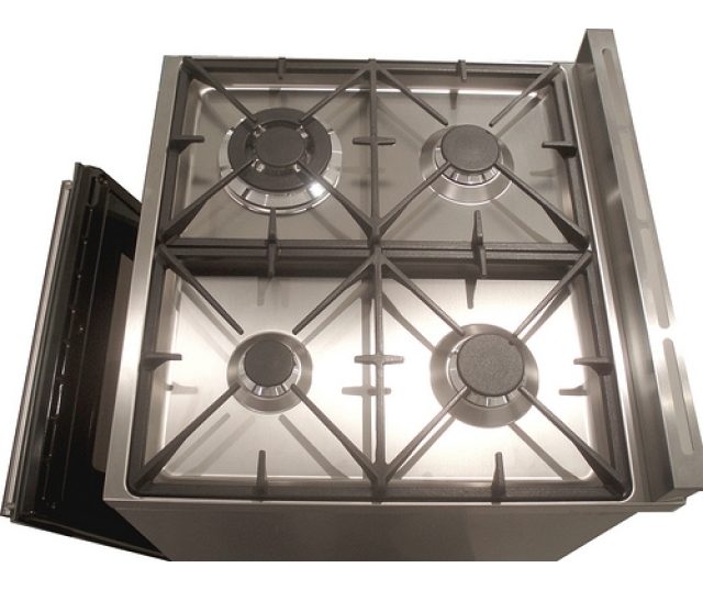 De Smeg C6GMXNLK8 heeft een vier pits kookvlka met wokbrander linksvoor en gietijzeren pandragers