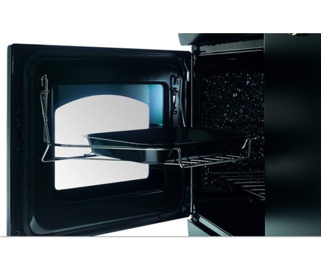 De hetelucht oven links van de Falcon Classic 110