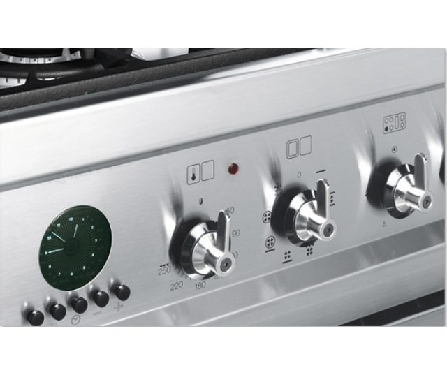 De Smeg CSP20NL8 is voorzien van zelfreinigende pyrolyse oven