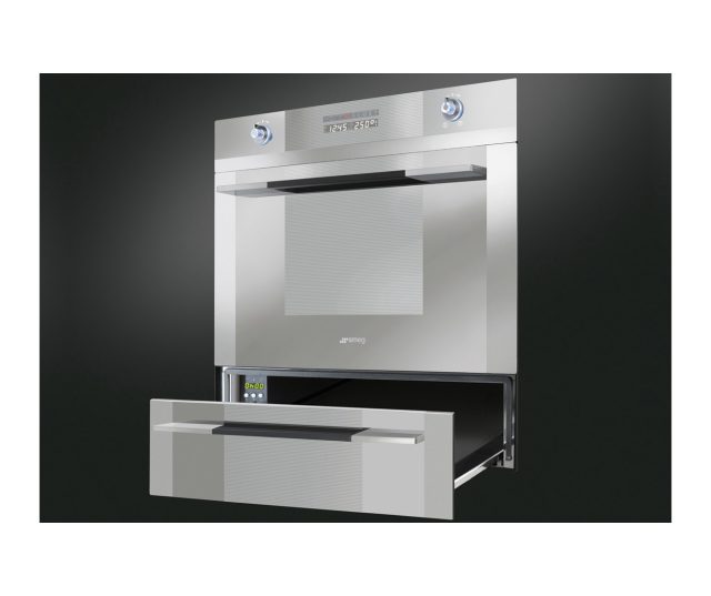 De CT15-2 warmhoudlade van SMEG kan eenvoudig onder een 45 cm. inbouw apparaat uit dezelfde Linea Luce lijn geplaatst worden.