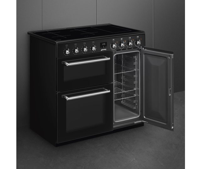 SMEG CX93IMBL inductie fornuis met metalen zijsteunen en Ever Clean emaille ovenruimte