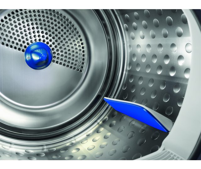 De vernieuwde trommel in de Electrolux EDH3497RNE heeft meeneemribben voor een betere verdeling van het wasgoed