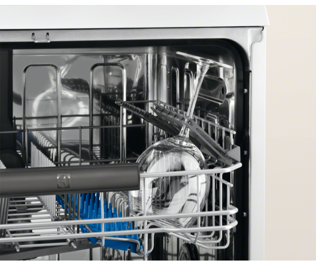 De klapbare steunen in de bovenkorf van de Electrolux ESL8330RO inbouw vaatwasser zijn erg praktisch voor bijv. wijnglazen