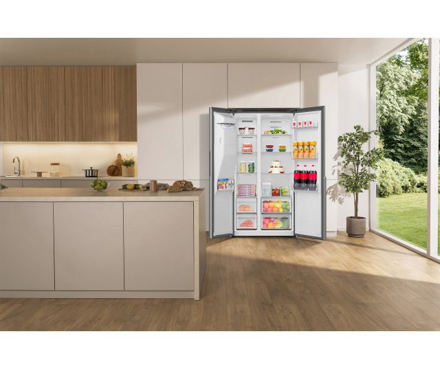 ETNA AKV5178IRVS side-by-side koelkast geplaatst in moderne keuken met geopende deuren