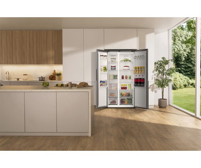 ETNA AKV6178RVS in moderne keuken inbouwsituatie geopend met volle schappen
