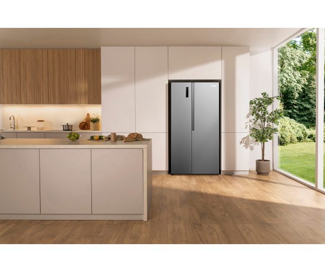 ETNA AKV6178RVS in modern keukenplek gesloten deuren zijkant tegen keukencabinetten