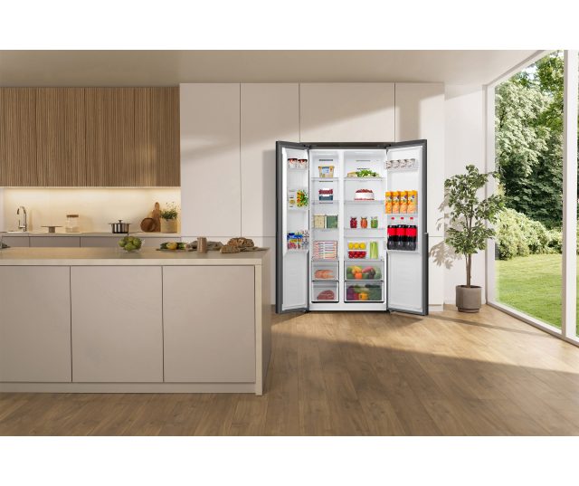 ETNA AKV6178ZWA side-by-side koelkast in moderne keuken met geopende deuren en voedsel
