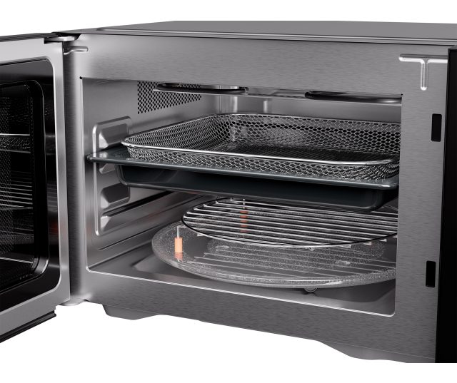 ETNA AMV826 magnetron open deur met twee niveaus en accessoires zichtbaar