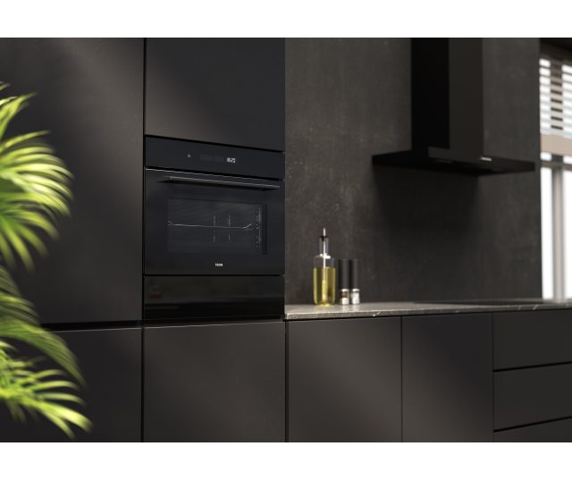 ETNA CM514GLS oven-magnetron detail vooraanzicht in donkere keuken