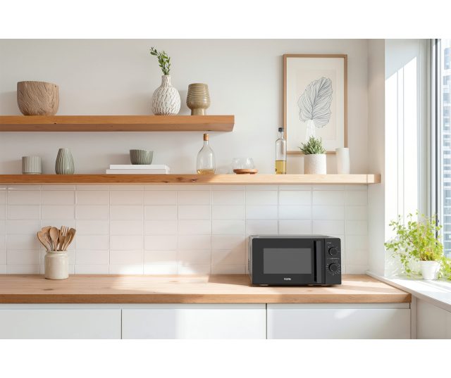 ETNA SMV720 magnetron in moderne keuken op houten aanrecht tussen open kasten