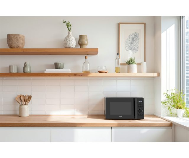 ETNA SMV820 magnetron op keukenwerkblad naast houten planken en decoratie in moderne keukeninterieur