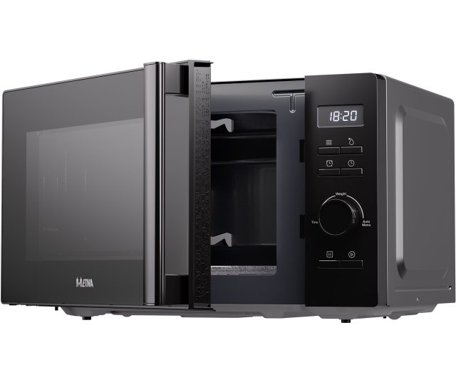 ETNA SMV820 magnetron drie-kwart aanzicht met wijd openstaande deur en zichtbaar interieur