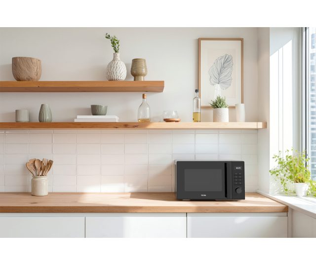 ETNA SMV825 magnetron in moderne keuken op houten aanrecht