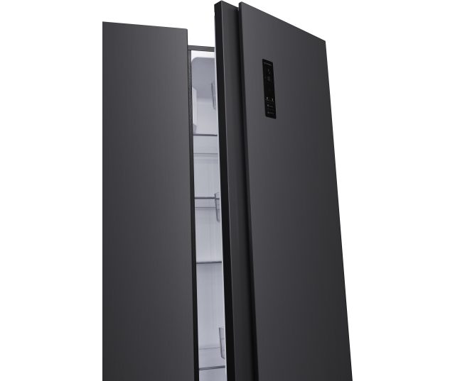 Exquisit CDJ445_041EG side-by-side koelkast met beide deuren volledig geopend, interieur zichtbaar met legplanken en vriesgedeelte onderaan