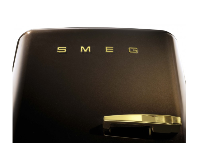 De nieuwe Smeg FAB28LCG1 is uitgevoerd in de kleur chocolate bruin in combinatie met messing details