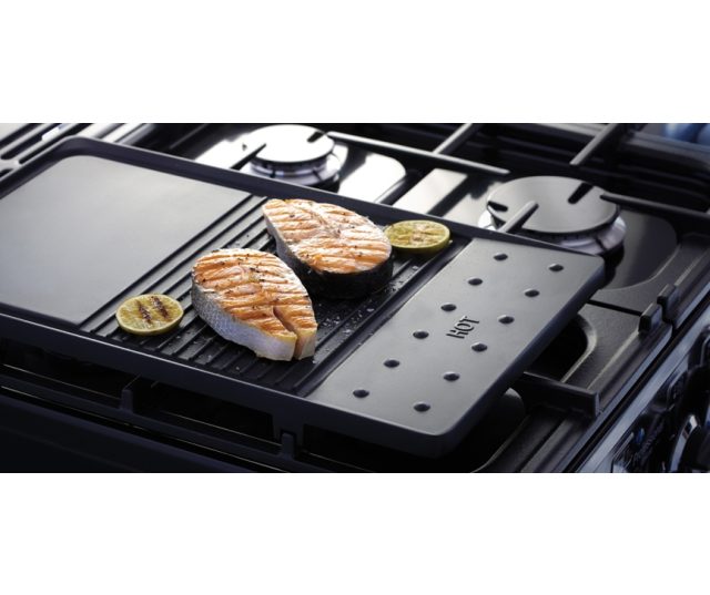 De grillplaat van de FALCON Classic 100 gas/elektro fornuis zwart