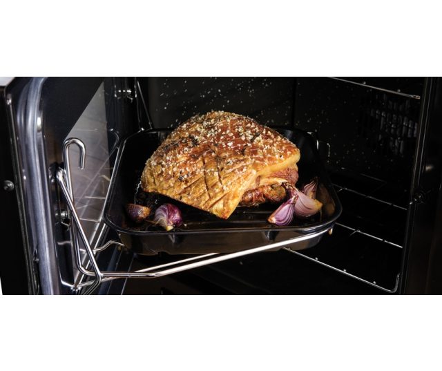 Het handige Handy-reck in de oven linksonder FALCON Classic 100 gas/elektro fornuis zwart