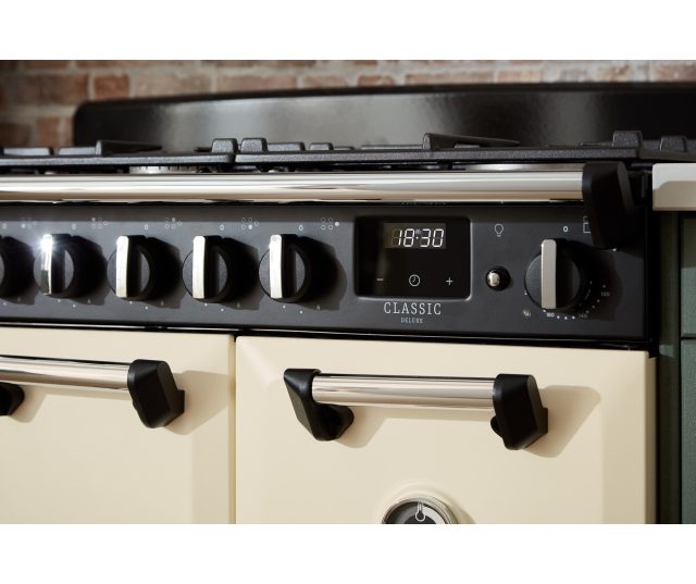Falcon Classic 2026 100 Gas fornuis, detail bedieningspaneel met draaiknoppen en digitaal display