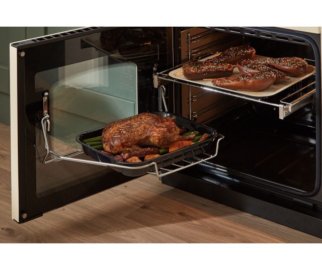 Falcon Classic 2026 100 Gas fornuis, beide ovens geopend met eten in bereiding