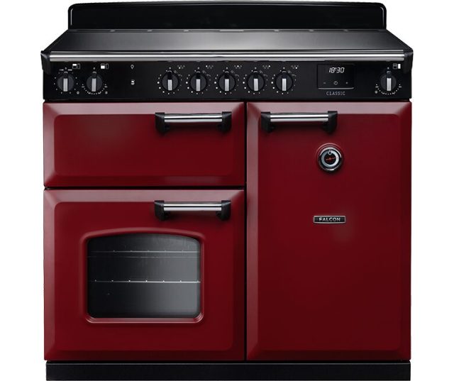 Falcon Classic 2026 100 Inductie fornuis vooraanzicht met rode brander-kasten, zwart bedieningspaneel en digitale display