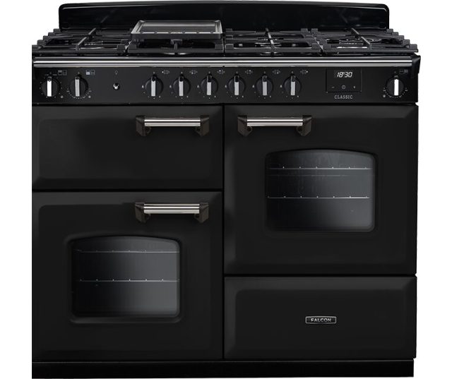Falcon Classic 2026 110 Gas fornuis vooraanzicht in zwart met zwart gaskookblad en twee ovens met ramen