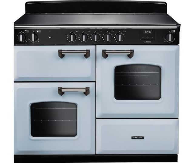 Falcon Classic 2026 110 Inductie fornuis vooraanzicht met inductiekookplaat, bedieningspaneel en twee ovens in lichtblauw