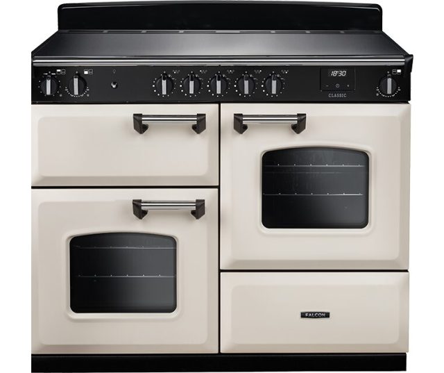 Falcon Classic 2026 110 Inductie fornuis vooraanzicht met crème uitvoering, dubbele oven en inductiekookplaat met bedieningspaneel