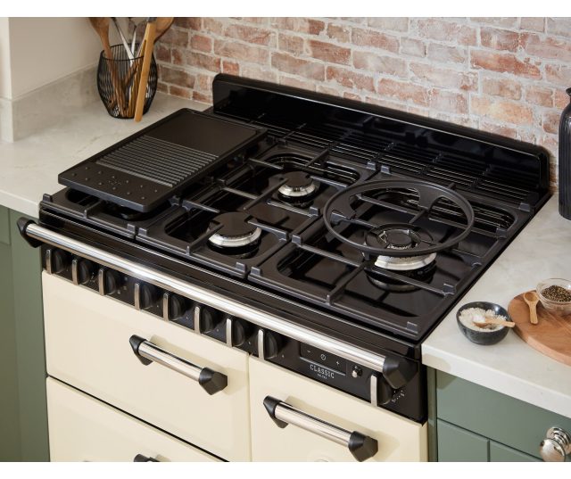 Falcon Classic 2026 90 Gas gaskookplaat bovenaanzicht met vier branders en griddle-plaat