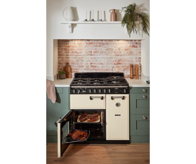 Falcon Classic 2026 90 Gas in crème met geopende oven vol voedsel in keukensetting