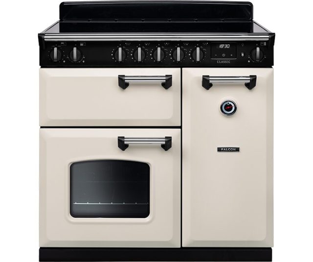 Falcon Classic 2026 90 Inductie fornuis vooraanzicht met zwart bedieningspaneel, crème oven en twee handgrepen