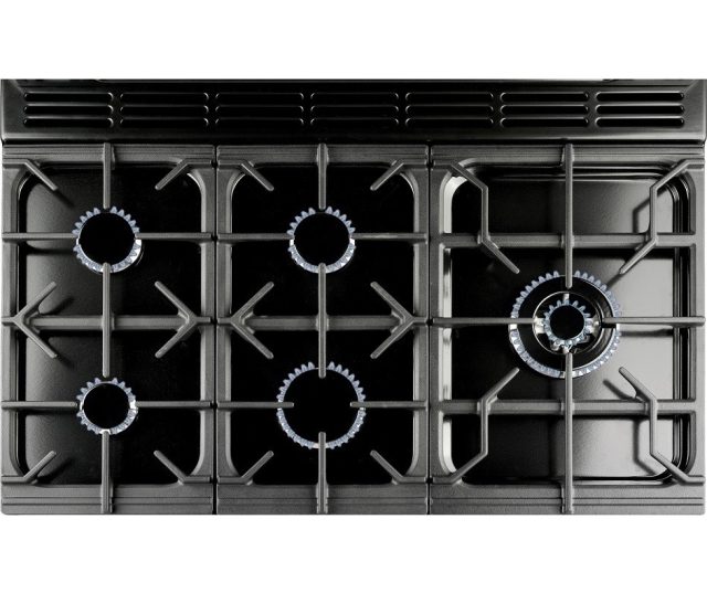 Het kookgedeelte aan de bovenzijde met 5 gasbranders waaronder een sterke wokbrander