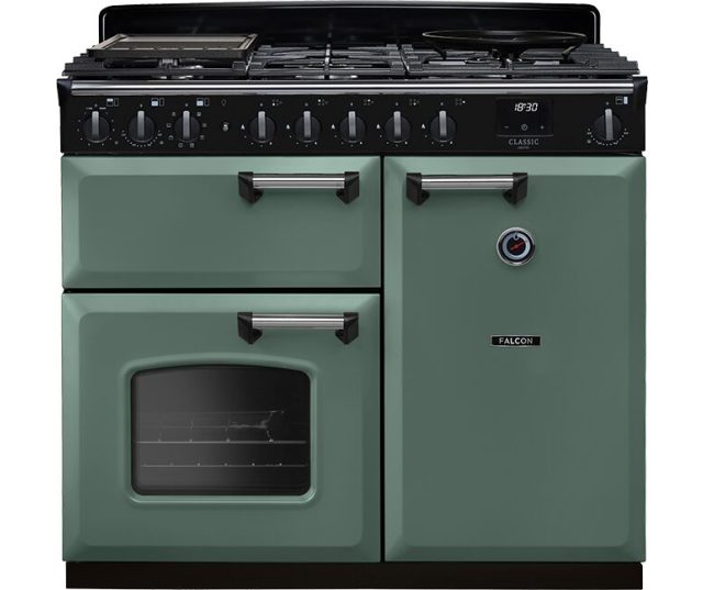 Falcon Classic Deluxe 2026 100 Gas fornuis, vooraanzicht in saliegroen met zwarte bedieningspaneel en dubbele ovens