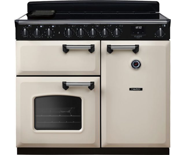 Falcon Classic Deluxe 2026 100 Inductie fornuis vooraanzicht met inductiekookplaat, bedieningsknoppen en twee ovens in crème en zwart