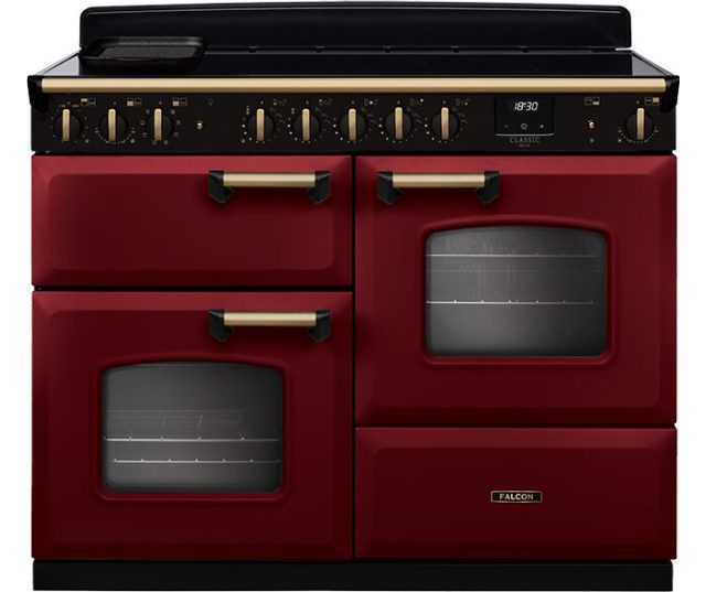 Falcon Classic Deluxe 2026 110 Inductie fornuis vooraanzicht, rood met zwart bedieningspaneel en twee ovens