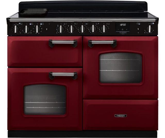 Falcon Classic Deluxe 2026 110 Inductie fornuis vooraanzicht in bordeauxrood met zwart bedieningspaneel en twee ovens