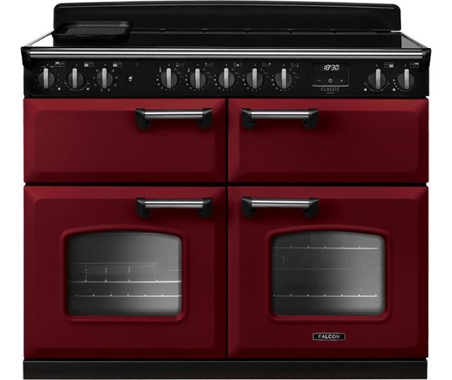 Falcon Classic Deluxe 2026 110 Inductie fornuis vooraanzicht in rood met zwart bedieningspaneel en twee ovens