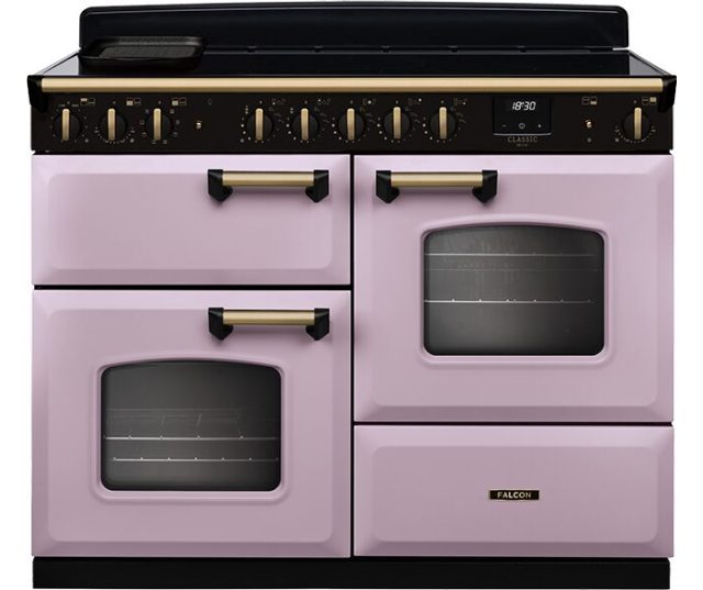 Falcon Classic Deluxe 2026 110 inductie fornuis vooraanzicht in roze met zwart bedieningspaneel en twee ovens