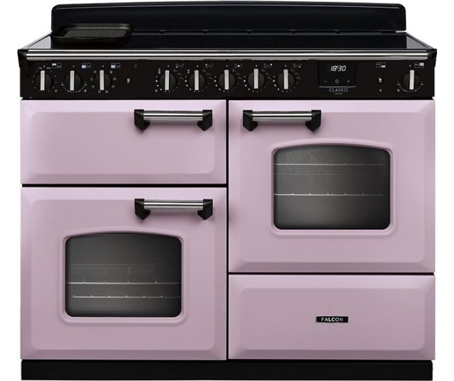 Falcon Classic Deluxe 2026 110 Inductie fornuis, vooraanzicht in roze met zwart bedieningspaneel en dubbele ovens