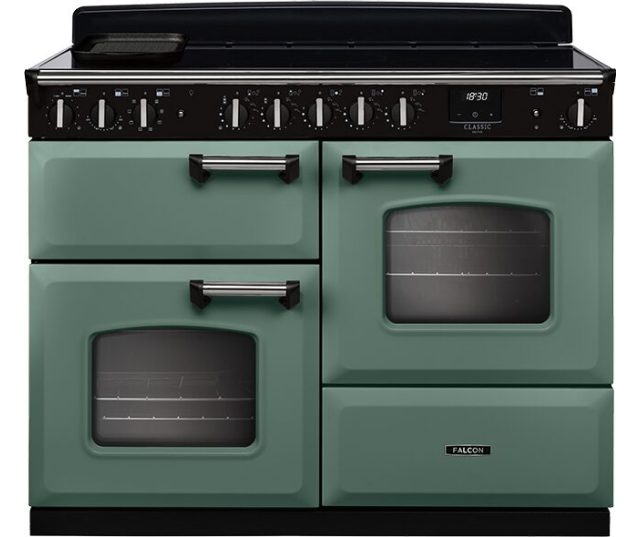 Falcon Classic Deluxe 2026 110 Inductie fornuis vooraanzicht in saliegroen met dubbele ovens