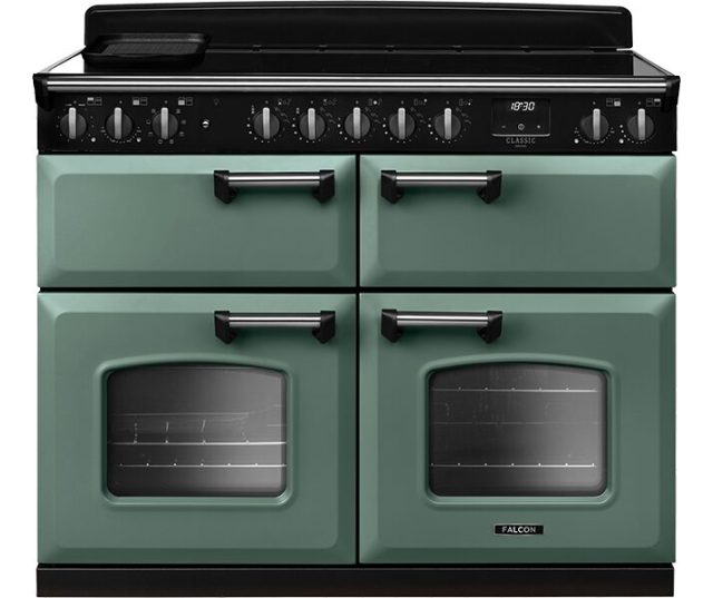 Falcon Classic Deluxe 110 inductiefornuis vooraanzicht saliegroen met dubbele ovens en bedieningspaneel