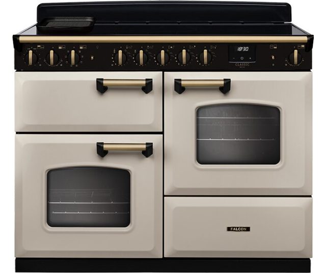 Falcon Classic Deluxe 110 inductie fornuis vooraanzicht, crème kasteel met twee ovens en inductiekookplaat