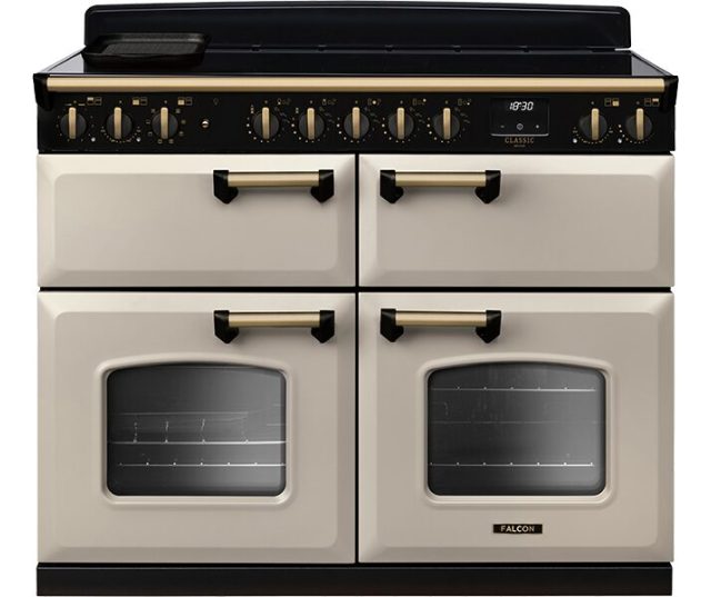 Falcon Classic Deluxe 2026 110 Inductie fornuis vooraanzicht met crèmekleurige oven en twee ovenkastjes