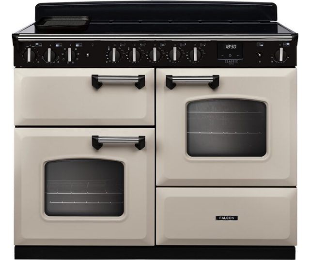 Falcon Classic Deluxe 2026 110 Inductie fornuis vooraanzicht crème met zwart bedieningspaneel en twee ovens