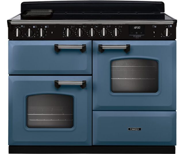 Falcon Classic Deluxe 2026 110 Inductie fornuis vooraanzicht, slate blue met zwart bedieningspaneel en twee ovens