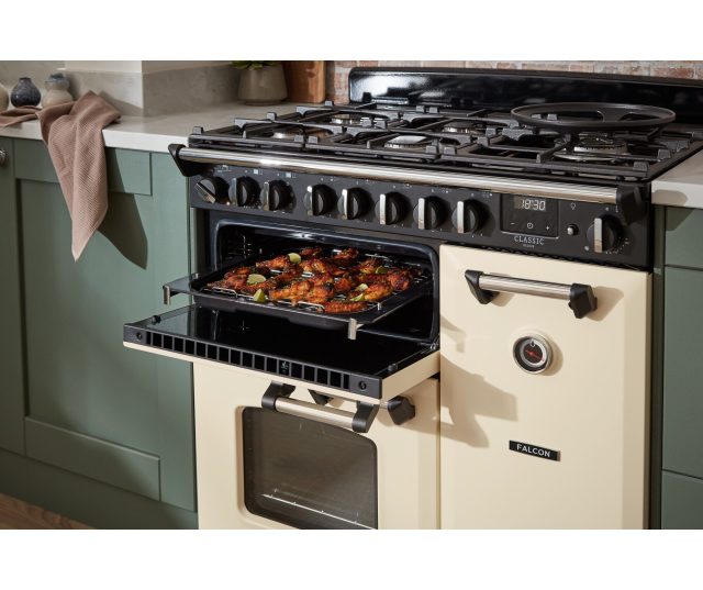 Falcon Classic Deluxe 2026 90 Gas fornuis frontaanzicht met dubbele oven en gasplaat