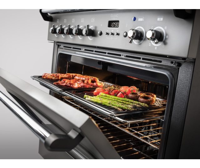 Falcon CLAS90FXDFMG/B gaskookfornuis geopende ovendeur met grillrooster en voedsel in gebruik