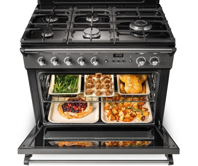 Falcon CLAS90FXDFSL/B ovenruimte geopend met twee niveaus en voedsel