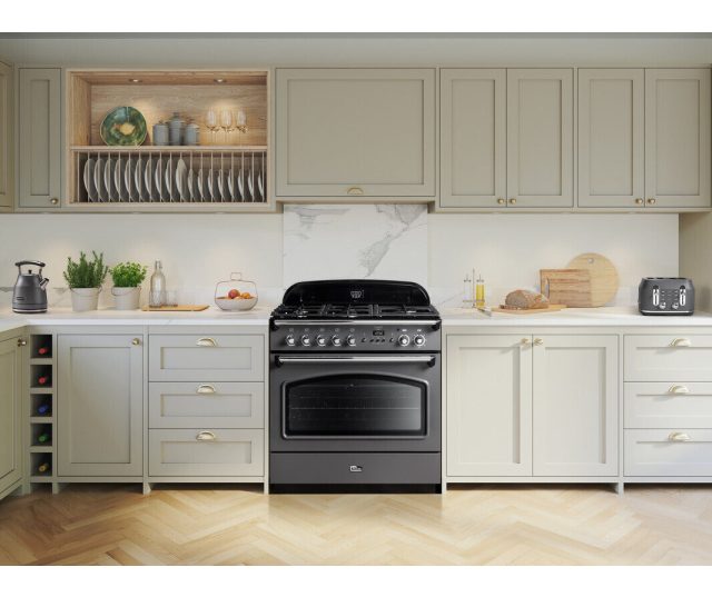 Falcon CLAS90FXDFSL/B neutrale keuken installatie met witte kasten