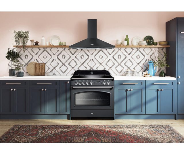 Falcon Classic FX 90 Inductie fornuis ingebouwd in moderne keuken met zwarte afzuigkap